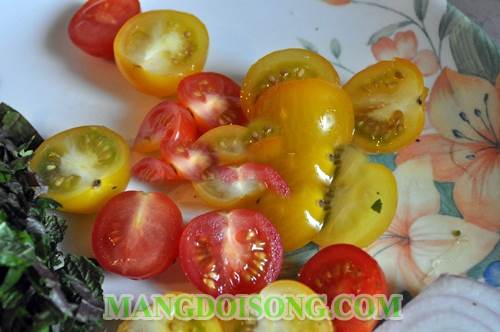 Cách làm thịt bò xào lá tía tô cà chua bi thơm ngon đẹp mắt như trong nhà hàng cho cho bữa cơm thêm phần hấp dẫn 4