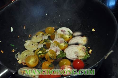 Cách làm thịt bò xào lá tía tô cà chua bi thơm ngon đẹp mắt như trong nhà hàng cho cho bữa cơm thêm phần hấp dẫn 5
