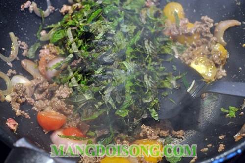 Cách làm thịt bò xào lá tía tô cà chua bi thơm ngon đẹp mắt như trong nhà hàng cho cho bữa cơm thêm phần hấp dẫn 7
