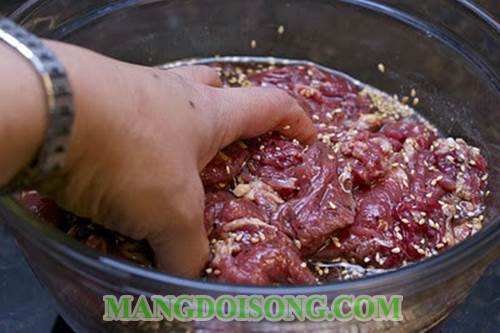 Cách làm thịt bò xào nấm hành sốt lê tươi ngon cho bữa cơm gia đình thêm ngon miệng 6