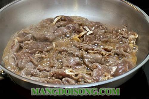 Cách làm thịt bò xào nấm hành sốt lê tươi ngon cho bữa cơm gia đình thêm ngon miệng 7