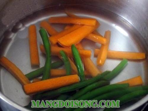 Cách làm trứng chiên cuộn ngũ sắc ngon đẹp mắt cho bé cùng gia đình ăn mê say mà không lo bị nóng 4