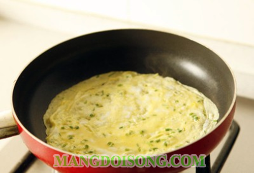 Cách làm trứng cuộn phô mai ngon có cách chế biến đơn giản và tốn ít thời gian 4