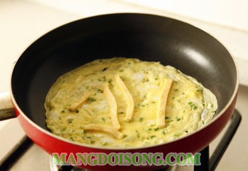 Cách làm trứng cuộn phô mai ngon có cách chế biến đơn giản và tốn ít thời gian 5