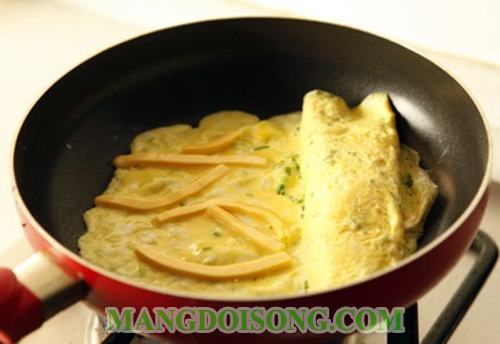 Cách làm trứng cuộn phô mai ngon có cách chế biến đơn giản và tốn ít thời gian 6