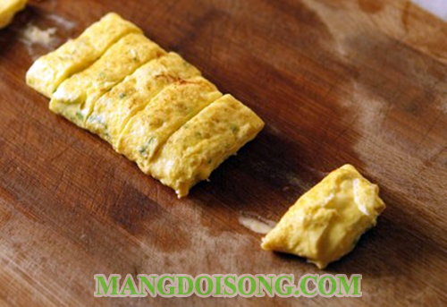 Cách làm trứng cuộn phô mai ngon có cách chế biến đơn giản và tốn ít thời gian 7
