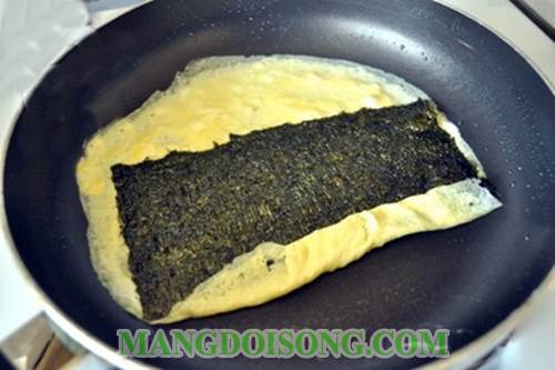 Cách làm trứng cuộn rong biển cá bào ngon đơn giản đẹp mắt theo phong cách Nhật Bản 3