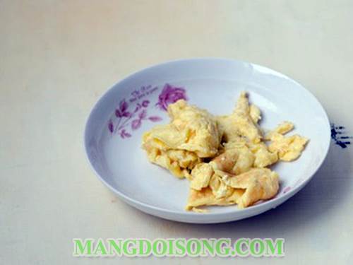 Cách làm trứng gà xào lá hẹ tươi ngon hấp dẫn đơn giản cho bà nội trợ ít thời gian 3