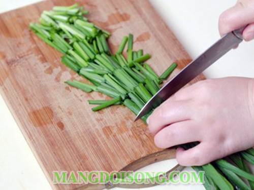 Cách làm trứng gà xào lá hẹ tươi ngon hấp dẫn đơn giản cho bà nội trợ ít thời gian 4