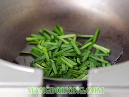 Cách làm trứng gà xào lá hẹ tươi ngon hấp dẫn đơn giản cho bà nội trợ ít thời gian 5