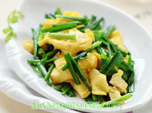 Cách làm trứng gà xào lá hẹ tươi ngon hấp dẫn đơn giản cho bà nội trợ ít thời gian 7
