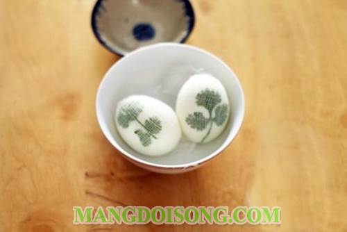 Cách làm trứng kho đơn giản mà ngon với biến tấu tạo hình lá ngò trên trái trứng trông rất thú vị 2