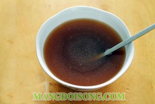 Cách làm trứng kho đơn giản mà ngon với biến tấu tạo hình lá ngò trên trái trứng trông rất thú vị 3