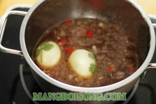 Cách làm trứng kho đơn giản mà ngon với biến tấu tạo hình lá ngò trên trái trứng trông rất thú vị 4