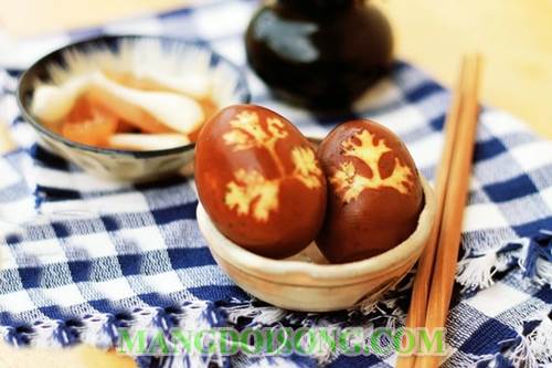 Cách làm trứng kho đơn giản mà ngon với biến tấu tạo hình lá ngò trên trái trứng trông rất thú vị 5