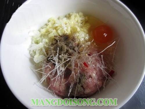 Cách làm trứng muối hấp thịt heo bún tàu ngon đổi gió cho bữa cơm gia đình thêm phong phú 3