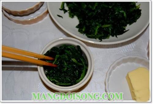 Cách làm trứng nướng rau chân vịt trần phô mai ngon thơm bổ dưỡng cho ngày mưa 2