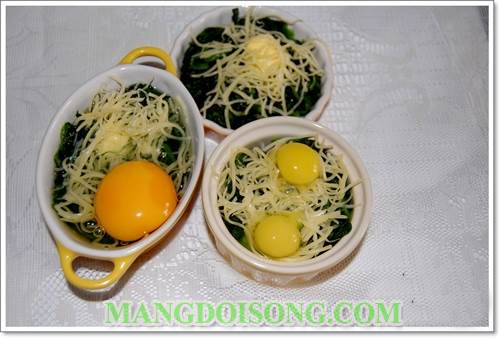 Cách làm trứng nướng rau chân vịt trần phô mai ngon thơm bổ dưỡng cho ngày mưa 3