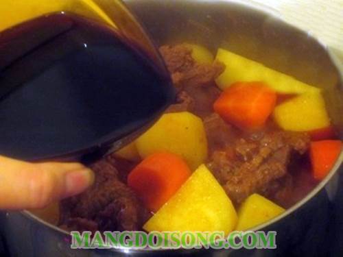 Cách nấu bò sốt vang ngon thơm lừng ăn với bánh mì cho ngày cuối tuần thêm đầm ấm 9