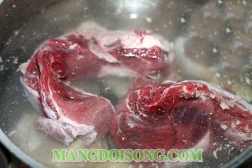 Cách nấu bún bò huế thơm ngon tại nhà theo đúng công thức gia truyền người Huế 3