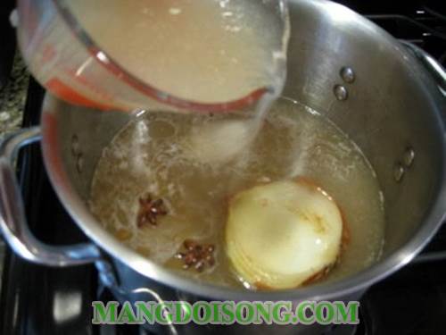 Cách nấu phở bò tái thơm ngon theo cách nấu truyền thống của các tiệm phở bò hà nội nổi tiếng 5