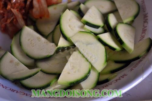 Cách tráng trứng với kim chi bí ngòi ngon độc đáo cho bữa cơm gia đình thêm phong phú 1