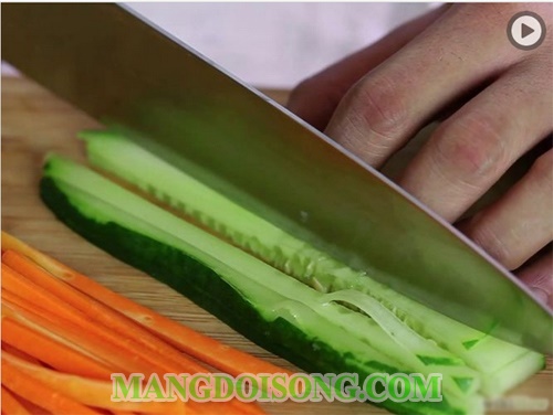 Cách là sushi ngon trứng cá hồi thanh cua cuộn rong biển truyền thống Nhật Bản đơn giản tại nhà 4