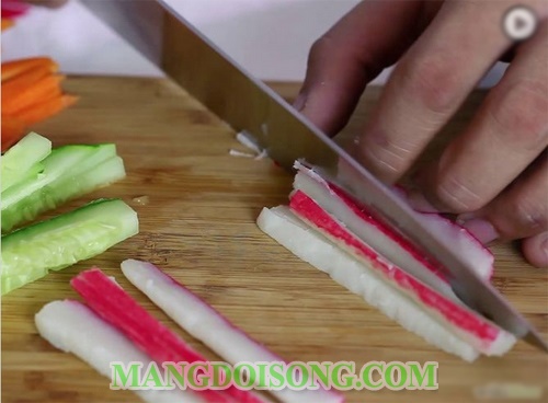 Cách là sushi ngon trứng cá hồi thanh cua cuộn rong biển truyền thống Nhật Bản đơn giản tại nhà 5