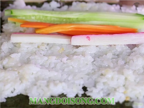 Cách là sushi ngon trứng cá hồi thanh cua cuộn rong biển truyền thống Nhật Bản đơn giản tại nhà 7