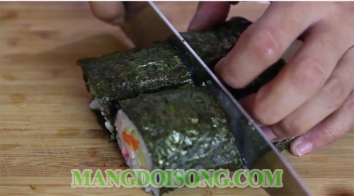Cách là sushi ngon trứng cá hồi thanh cua cuộn rong biển truyền thống Nhật Bản đơn giản tại nhà 8