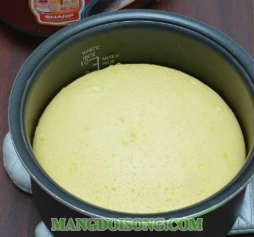 Cách làm bánh kem bắp bằng nồi cơm điện đơn giản tại nhà làm quà 8/3 ý nghĩa 6