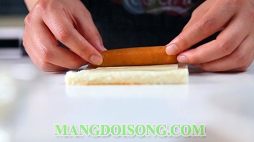 Cách làm bánh mì cuộn xúc xích thơm ngon béo ngậy làm món điểm tâm sáng ngon cho bé yêu thưởng thức 4