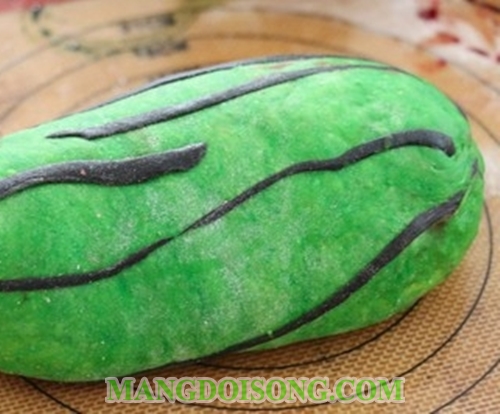 Cách làm bánh mì ngọt hình trái dưa hấu thơm mềm bắt mắt cho bé yêu thưởng thức 8