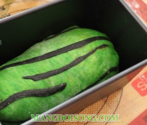 Cách làm bánh mì ngọt hình trái dưa hấu thơm mềm bắt mắt cho bé yêu thưởng thức 9