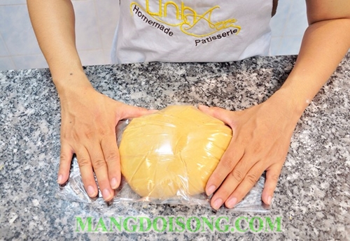 Cách làm bánh trung thu nướng nhân dừa trứng muối hạnh nhân ngon ngọt ngào hương vị Tết Đoàn Viên 2