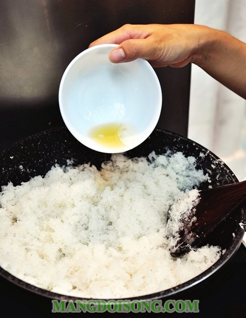 Cách làm bánh trung thu nướng nhân dừa trứng muối hạnh nhân ngon ngọt ngào hương vị Tết Đoàn Viên 4