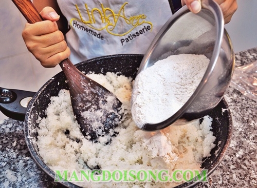 Cách làm bánh trung thu nướng nhân dừa trứng muối hạnh nhân ngon ngọt ngào hương vị Tết Đoàn Viên 5