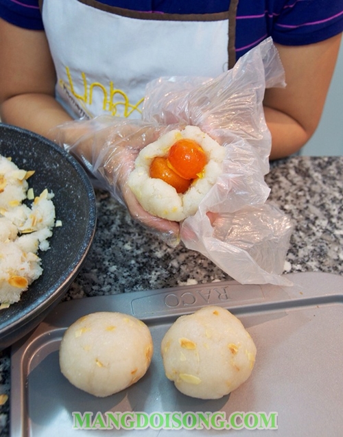 Cách làm bánh trung thu nướng nhân dừa trứng muối hạnh nhân ngon ngọt ngào hương vị Tết Đoàn Viên 6