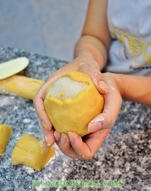 Cách làm bánh trung thu nướng nhân dừa trứng muối hạnh nhân ngon ngọt ngào hương vị Tết Đoàn Viên 7
