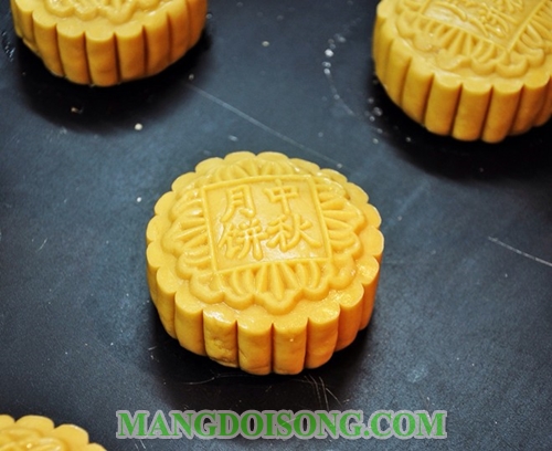 Cách làm bánh trung thu nướng nhân dừa trứng muối hạnh nhân ngon ngọt ngào hương vị Tết Đoàn Viên 8