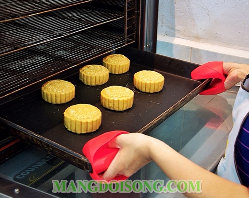 Cách làm bánh trung thu nướng nhân dừa trứng muối hạnh nhân ngon ngọt ngào hương vị Tết Đoàn Viên 9