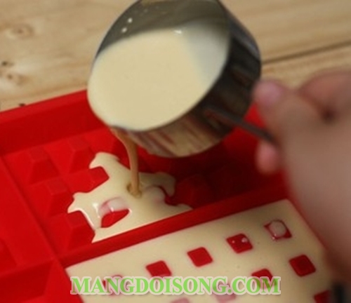 Cách làm bánh Waffle thơm ngon ăn nóng với kem tươi và trái cây ăn một miếng là mê ngay 5
