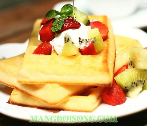 Cách làm bánh Waffle thơm ngon ăn nóng với kem tươi và trái cây ăn một miếng là mê ngay 7