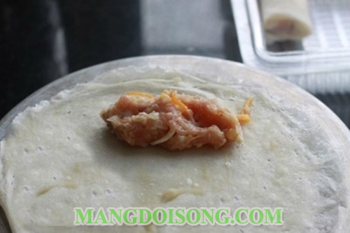 Cách làm chả giò tôm thịt ngon ăn chung với bún tươi rau sống 10