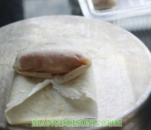 Cách làm chả giò tôm thịt ngon ăn chung với bún tươi rau sống 11