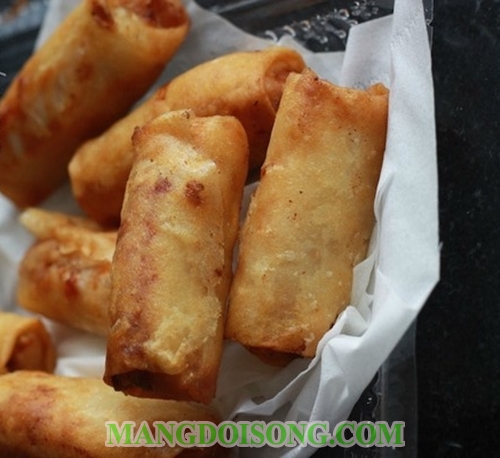 Cách làm chả giò tôm thịt ngon ăn chung với bún tươi rau sống 13