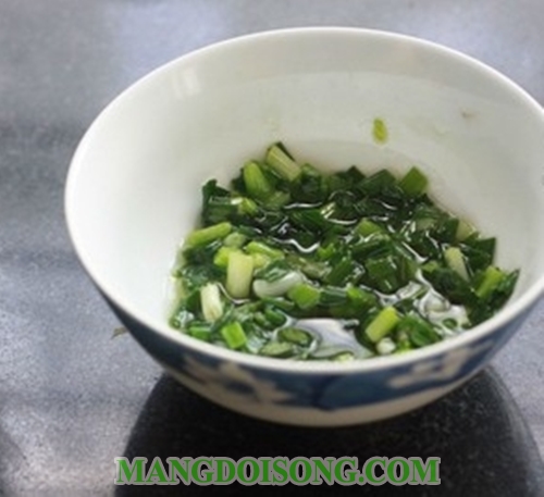 Cách làm chả giò tôm thịt ngon ăn chung với bún tươi rau sống 14