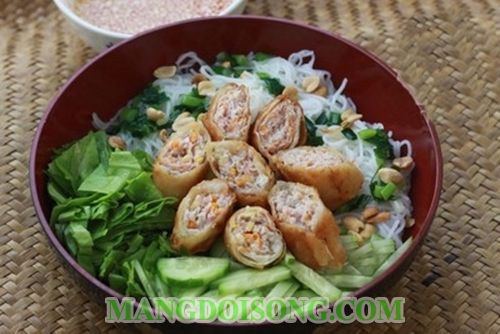 Cách làm chả giò tôm thịt ngon ăn chung với bún tươi rau sống 15