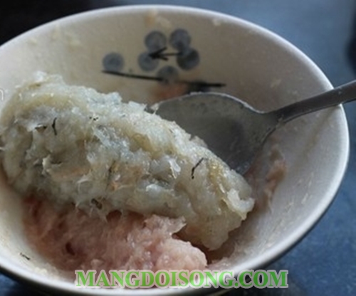 Cách làm chả giò tôm thịt ngon ăn chung với bún tươi rau sống 3