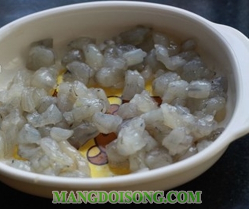 Cách làm chả giò tôm thịt ngon ăn chung với bún tươi rau sống 4
